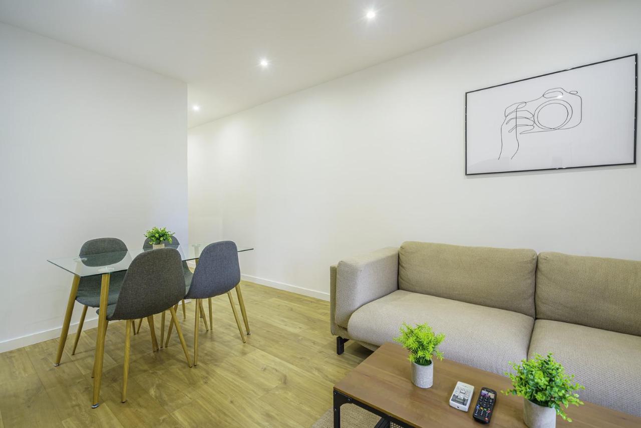 The White Flats Les Corts Apartment Barcelona Bagian luar foto